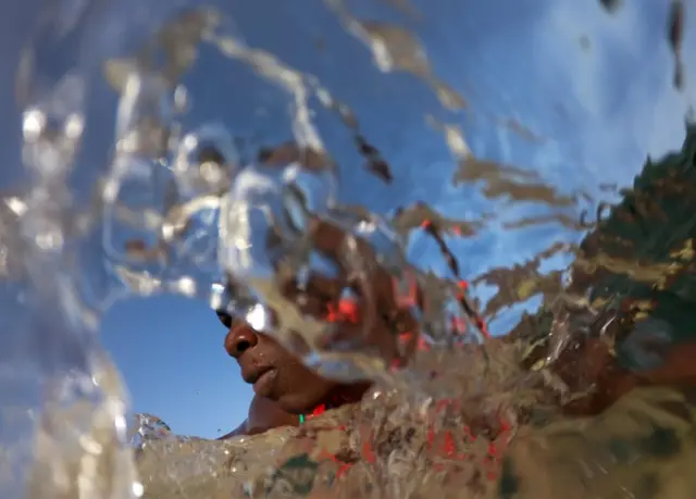 Khadjou Sambe surfe dans l'océan