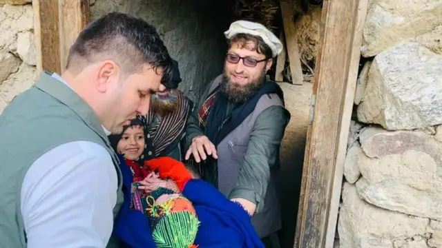 Kamawal vaccinant un enfant