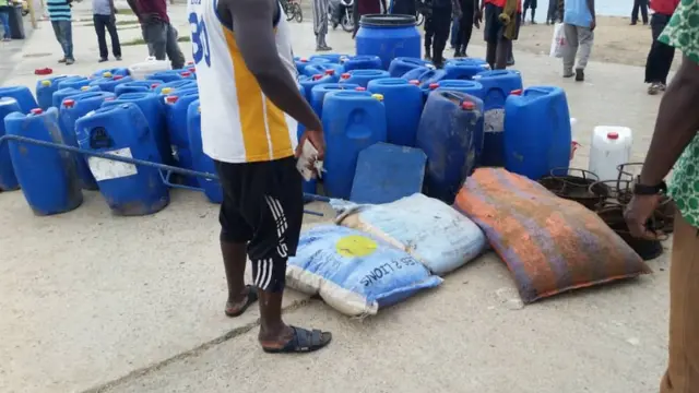 Les bidons de carburant et d'eau, les vivres et les fourneaux des clandestins.