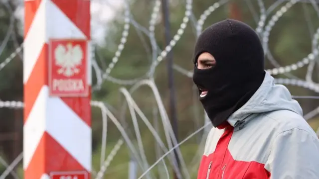 مهاجر على الحدود بين بولندا وبيلاروسيا.