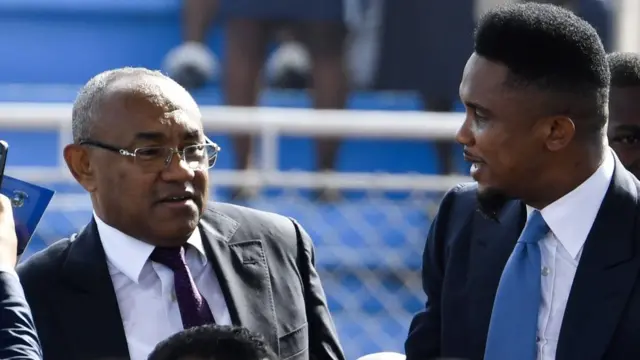 Umukuru wa Caf Ahmad Ahmad (i bubamfu) yashimiye uwahoze ari kizigenza wa Camerou, Samuel Eto'o (i buryo), ku kuntu yafashike kugira abonane na Prezida Biya