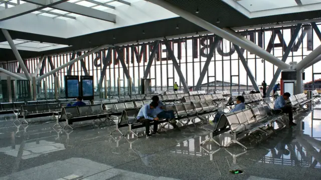 Mahala pa kungojea gari la moshi katika kituo cha Nairobi. Nauli ya watu watakaokalia viti vya kawaida ni shilingi 700 huku wale watakaosafiri kwa kutumia business class wakilipa shilingi 3,000.