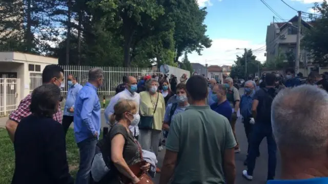 Okupljeni ispred zgrade Centralnog zatvora u Beogradu