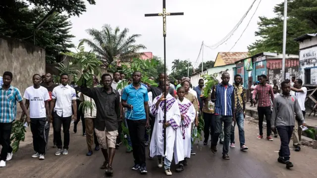 Awọn ijọ Ọlọrun n se iwọde pẹlu agbelebu lọwọ wọn , awọn kan si ja ewe dani