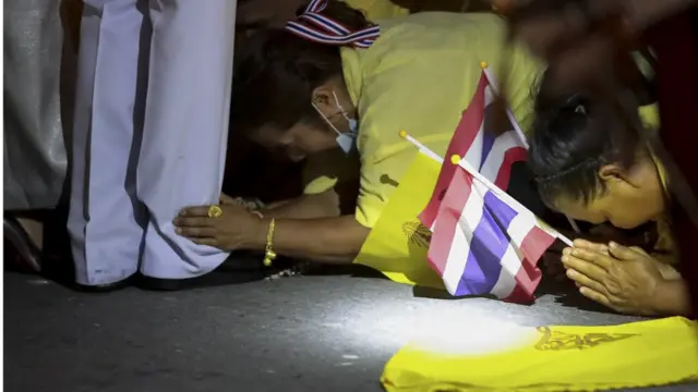 พสกนิกรกราบและจับพระบาทของพระบาทสมเด็จพระเจ้าอยู่หัว รัชกาลที่ 10 เมื่อวันที่ 1 พ.ย.