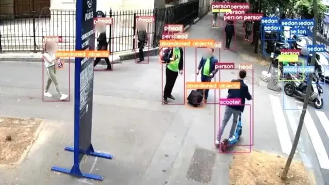 هوش مصنوعی باید بتواند اشیا و جمعیت را با استفاده از فیلم دوربین مداربسته شناسایی کند و سپس هشدارهای لازم را به ماموران و مسئولان بدهد