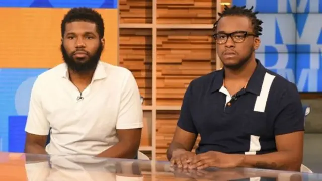 두 흑인 청년 라슨 넬슨과 단테 로빈슨은 스타벅스 직원의 신고로 8시간 동안 경찰에 감금돼있었다