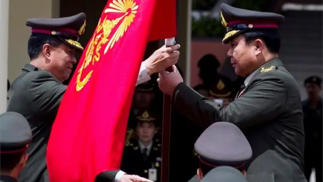 พล.อ.อนุพงษ์ เผ่าจินดา ส่งมอบตำแหน่ง ผบ.ทบ. ให้ พล.อ.ประยุทธ์ จันทร์โอชา เมื่อ 30 ก.ย. 2553 ซึ่งเวลานั้นรัฐบาลยังไม่ได้ยกเลิกการประกาศ พ.ร.ก.ฉุกเฉิน แม้การชุมนุม นปช. ยุติลงแล้วก็ตาม