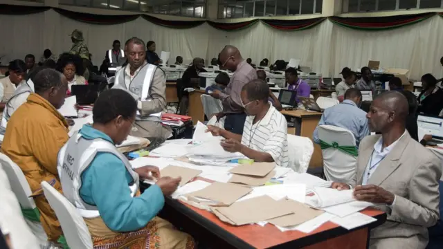 Malawi Electoral Commission workers recount votes during the national elections, 24 May 2014