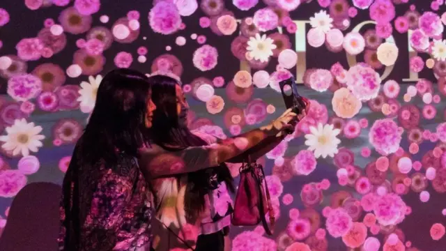 فتاتان تقفان لالتقاط صورة سيلفي