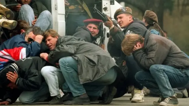 फायरिंग करते सेना के जवान