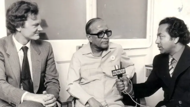 বুশ হাউসে ১৯৮৪ সালে পশ্চিমবঙ্গের তদানীন্তন মুখ্যমন্ত্রী জ্যেতি বসুর সাক্ষাৎকার নেন শ্যামল লোধ। পাশে বিবিসি বাংলার তৎকালীন প্রধান জন রেনার।