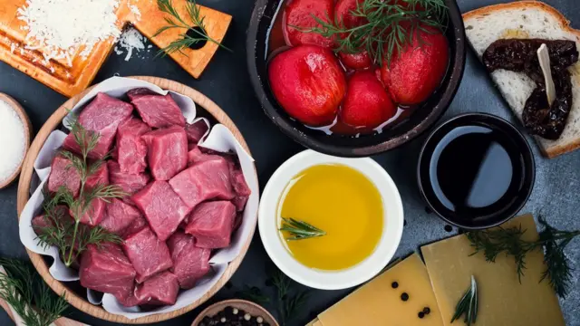 Мясо, оливковое масло, помидоры