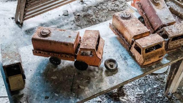 Игрушечные грузовики в заброшенном детском саду