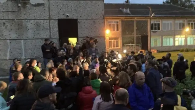 Қишлоқ аҳолисининг туман раҳбарияти билан учрашуви мактабда бошланган бўлса, кўчада тугади