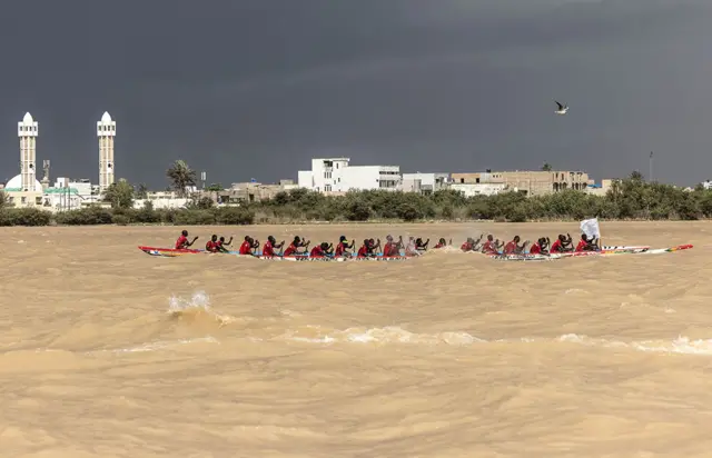 فريق المراكب الشراعية يتسابق على طول نهر السنغال في مدينة سانت لويس الساحلية بالبلاد.