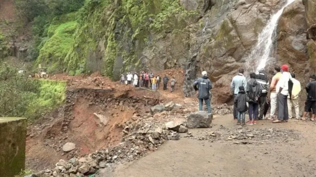 दरड कोसळणे