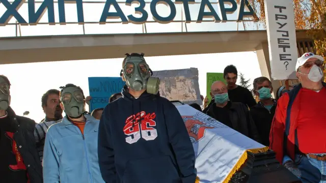 Tokom jednog prtesta zbog zagađenja od Azotare nezadovonjni su simbolično nosili mrtvački sanduk i gas maske