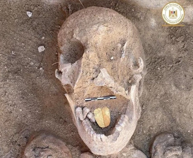 รูปกะโหลกมีลิ้นทอง