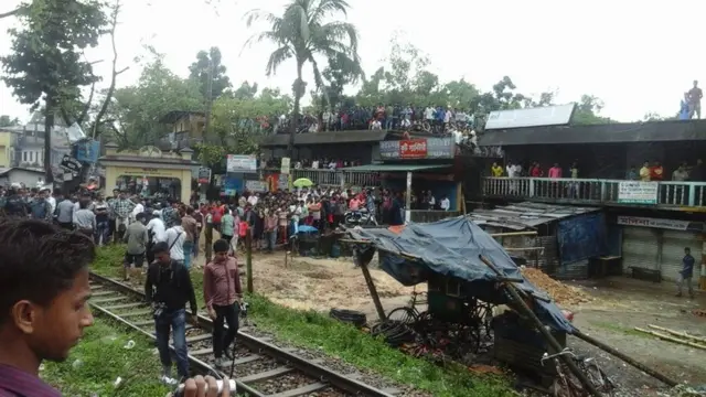 ভবনটির এক কিলোমিটার এলাকার মধ্যে লোকজনকে যেতে দেয়া হচ্ছে না