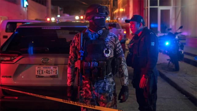 Agentes de la Guardia nacional a la entrada del bar "Caballo Blanco", en Cotzacoalcos, México