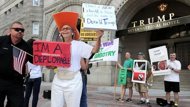 Manifestantes frente a Trump Hotel de Washington DC