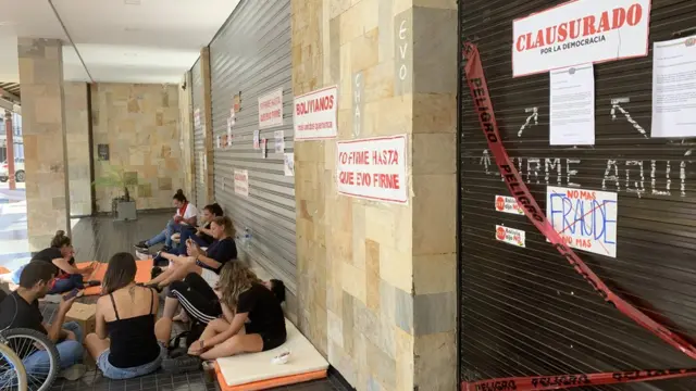 El grupo denominado la "Resistencia Femenina" cierra el acceso a un banco estatal y asegura que las movilizaciones contra Morales no van a parar.