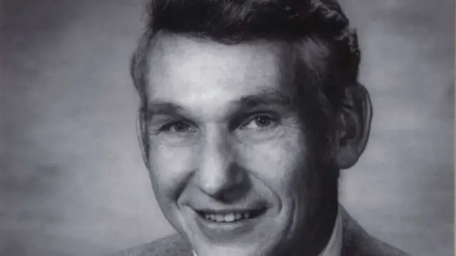 اصطلاح «دلارهای بهبهانی» را اولین بار ریچارد کاتم، مأمور سابق سازمان سیا، در کتاب خود بکار برد. کاتم خود از واشنگتن در پشت صحنه کودتا نقش کوچکی ایفا کرده بود