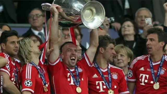 Ribéry (ufite igikombe) yatwaye Champions League akina muri Bayern Munich mu mwaka wa 2013