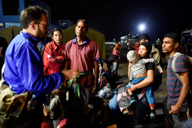 Migrantes venezolanos en la frontera entre Perú y Ecuador