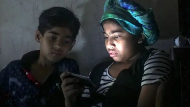 এসব স্ক্রিনের মধ্যে রয়েছে টেলিভিশনের অনুষ্ঠান দেখা, কম্পিউটার, ফোন এবং ট্যাবলেটের মতো ডিভাইসে ভিডিও দেখা ও গেম খেলা।