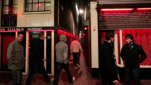 Amsterdam'da genelevlerin bulunduğu 'Red Light District' (Kırmızı Fener Sokağı)