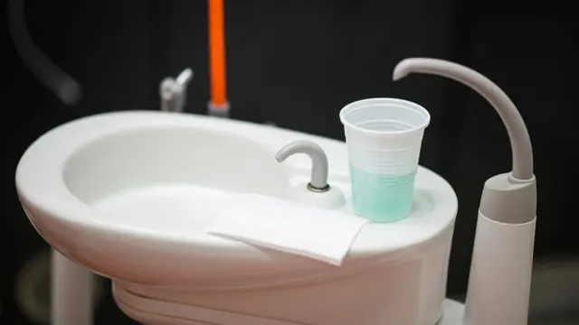 Стакан с жидкостью для полоскания рта