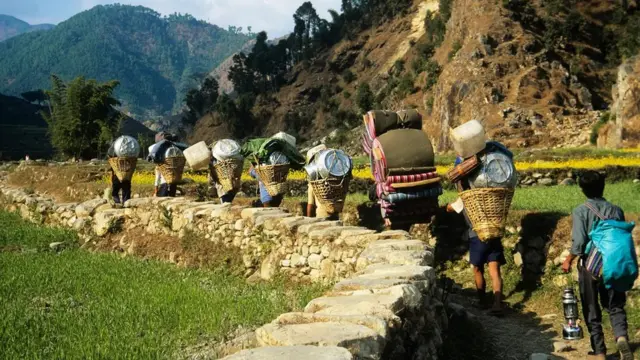 15వ శతాబ్ధంలో టిబెట్‌లో తలెత్తిన పరిస్థితులు షెర్పా ప్రజల జీవితాలను తలకిందులు చేశాయి