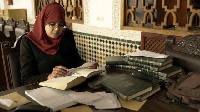 Una mujer estudia en la universidad Al Qarawiyyin.