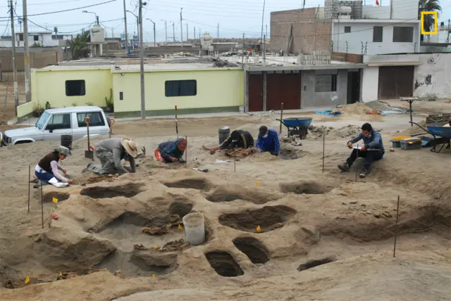 Excavación donde se encontraron los cuerpos de los niños sacrificados por los Chimú.