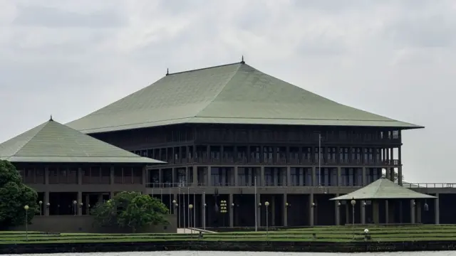 இலங்கை நாடாளுமன்றக் கட்டடம்.