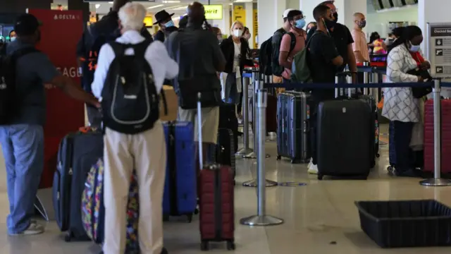 مسافرون ألغيت رحلاتهم