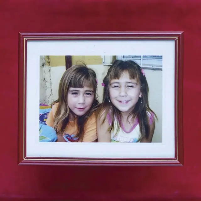 Ignacia y Alexis, entonces Catalina, con 5 años.