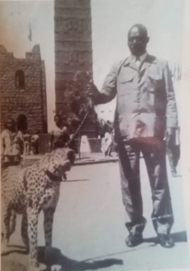 ኣቦይ ፋይድ ቲንጋ ሎንጊ - ብዘመን ንጉስ ሃይለስላሴ ነብሪ ሒዞም ዝተሳእልዎ ስእሊ