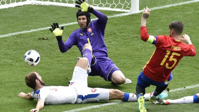 Petr Cech y se defensa detuvieron todos los ataques de España, menos uno, el que llegó en el minuto 87 de la mano de Iniesta y Pique.