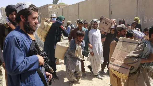 Un militante talibán armado vigila el paso de Spin Boldak