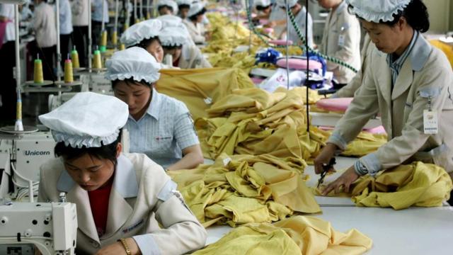 Женщины из Северной Кореи шьют одежду на южнокорейской текстильной фабрике