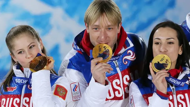 Yulia Lipnitskaya, à gauche avec son équipe au Jeux de Sotchi - 2014.