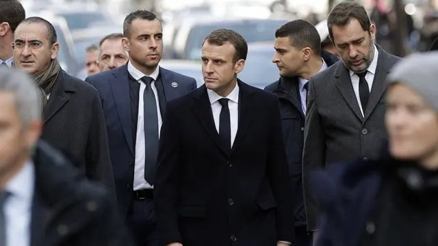 ஞாயிற்றுக்கிழமை ஜி20 மாநாட்டிலிருந்து திரும்பிய பிரான்ஸ் அதிபர் மக்ரோங், நேராக போராட்டம் நடந்த இடத்திற்கு சென்று சேதங்களை பார்வையிட்டார்.