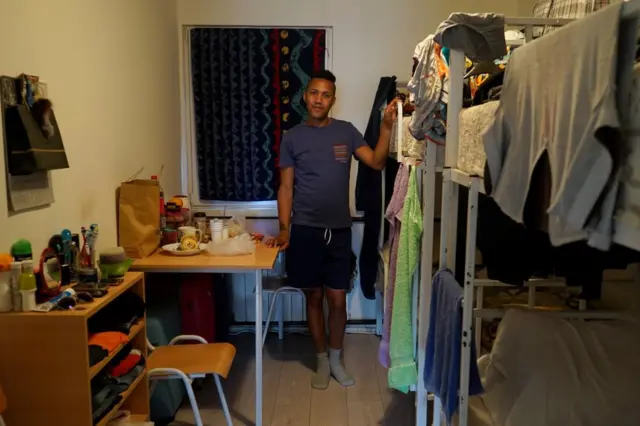 Jenly Herrera en su habitación de Krnjaca, Serbia.