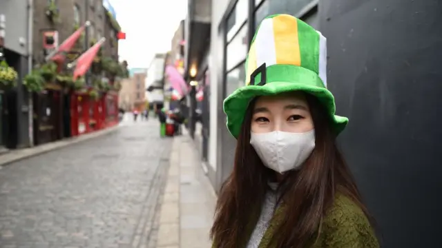 Mulher vestida para o St. Patrick's Day