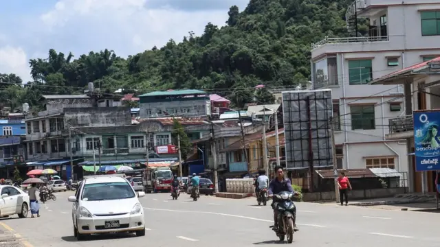 ကွတ်ခိုင် မြို့ထဲမှာတော့ ပုံမှန် သွားလာ