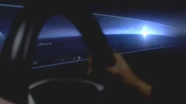 در ویدیویی که کادیلاک منتشر کرده، نمایشگری منحنی دیده می‌شود که سراسر داشبورد را پوشانده است