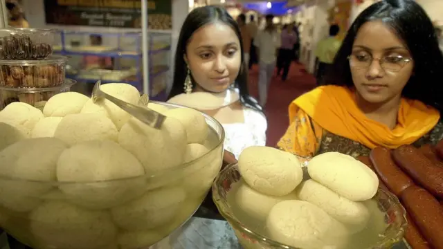 રસગુલ્લા સાથે બે મહિલાઓ